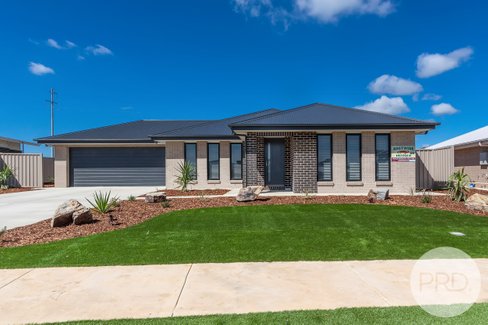 5 Watson Boulevard, LLOYD NSW 2650