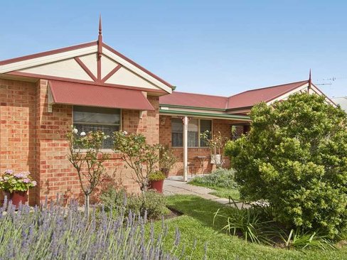 52 Meadenhall Drive St Albans Park 3219