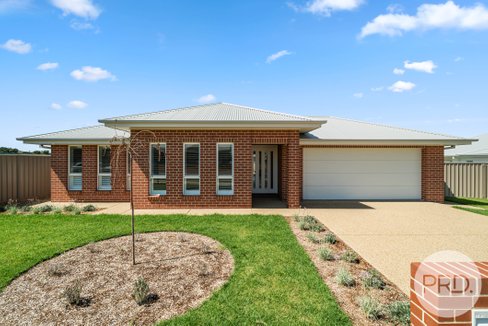 52 Valencia Drive, GOBBAGOMBALIN NSW 2650