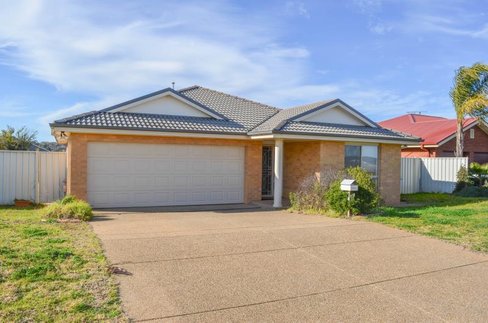 54 Avocet Drive, ESTELLA NSW 2650