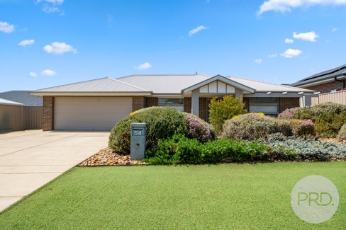 54 Lingiari Drive, LLOYD NSW 2650