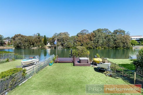 584 Henry Lawson Drive, EAST HILLS NSW 2213