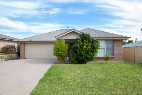 6 Carnarvon Circuit, EAST MAITLAND NSW 2323