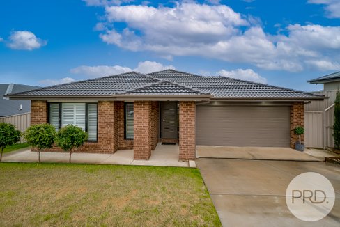 6 Darcy Drive, BOOROOMA NSW 2650