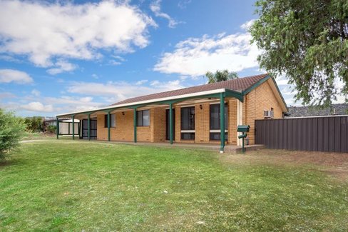 6 Gregory Crescent, LAKE ALBERT NSW 2650