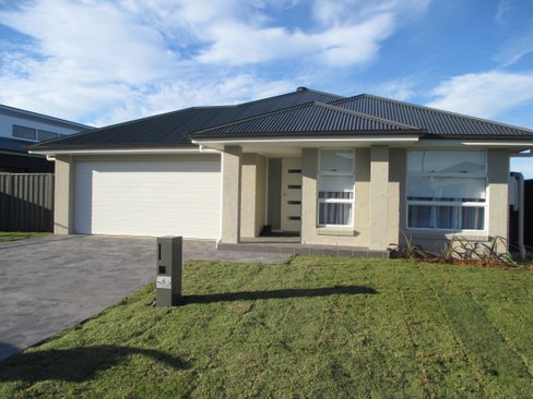 6 Peninsula Avenue, HAYWARDS BAY NSW 2530