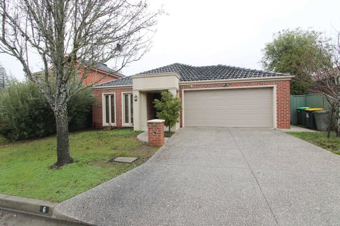 6 St Michaels Place, LAKE GARDENS VIC 3355