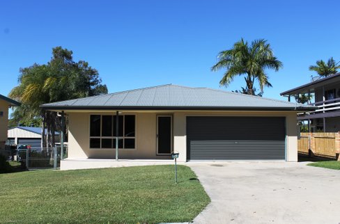 6 Swains Court, BOYNE ISLAND QLD 4680