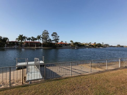 6 Wanneroo Court, MERMAID WATERS QLD 4218