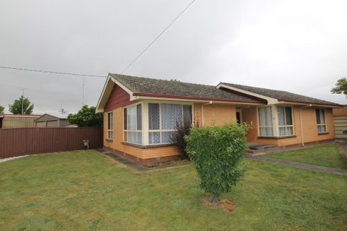 60 Lake Street, WENDOUREE VIC 3355