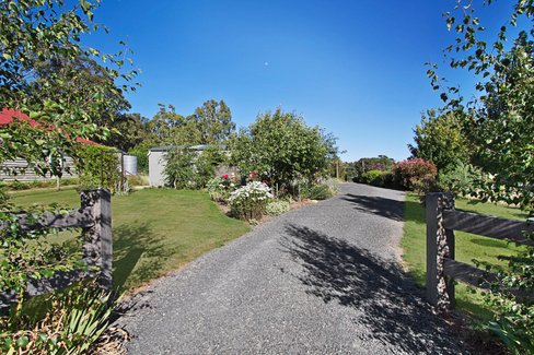 61 Cosmo Road Trentham 3458