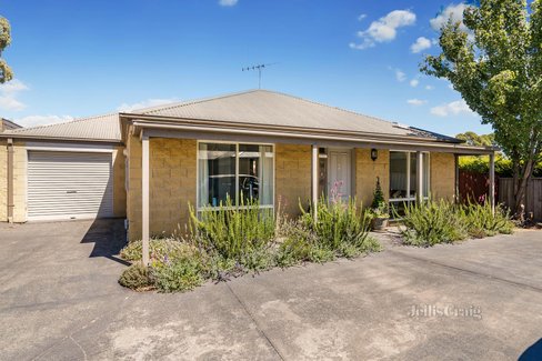 6 16 Corinella Road Woodend 3442