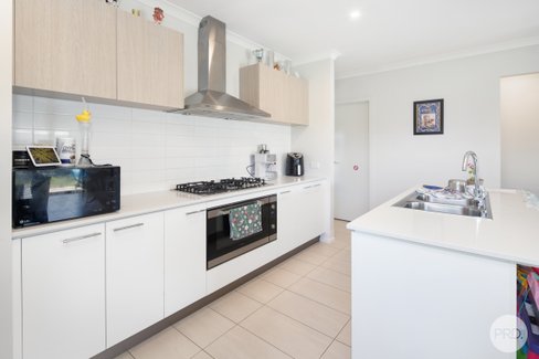 64 Dorset Drive, ALFREDTON VIC 3350