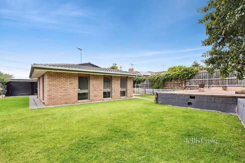 64 Oberon Drive Belmont 3216