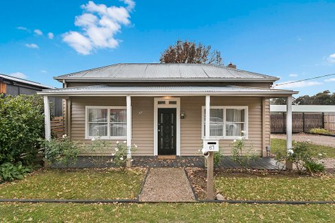 67 Urquhart Street Woodend 3442