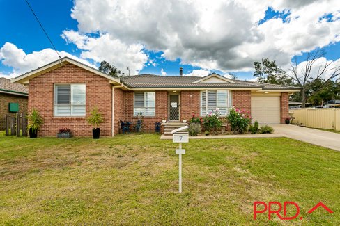 7 Carole Drive, KOOTINGAL NSW 2352