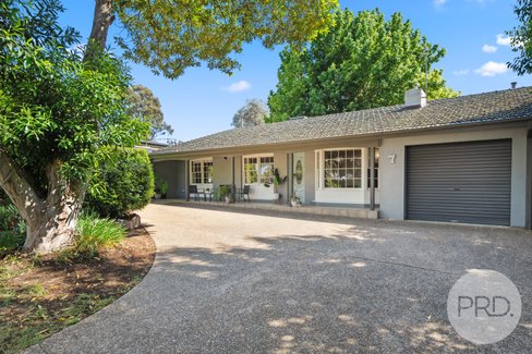 7 Cooinbil Crescent, KOORINGAL NSW 2650