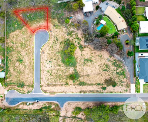 7 Cuthbert Court, BOOROOMA NSW 2650