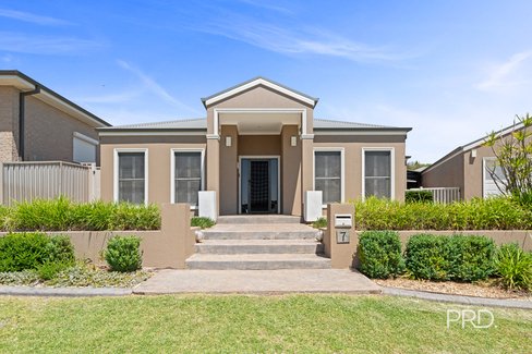 7 Fisher Place, LLOYD NSW 2650