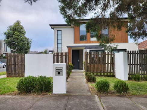 7 Gilmour Road Bentleigh 3204