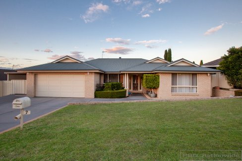 7 Honeyoak Drive, ABERGLASSLYN NSW 2320