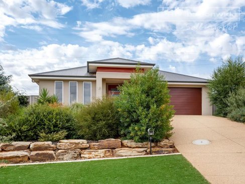 7 Park Place, LLOYD NSW 2650
