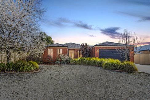 70 Bassett Drive, STRATHFIELDSAYE VIC 3551