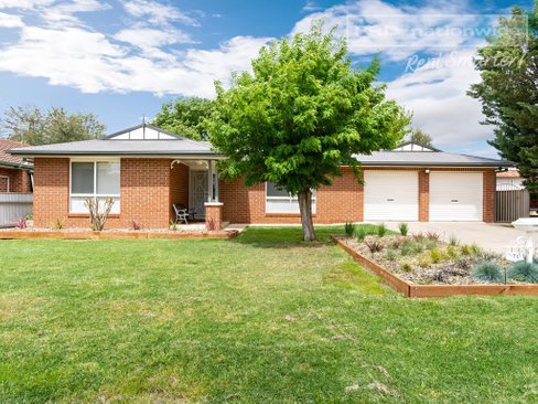 71 Grevillea Crescent, LAKE ALBERT NSW 2650