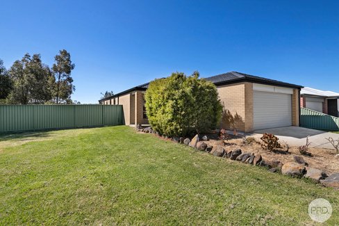 71 Waterford Drive, MINERS REST VIC 3352