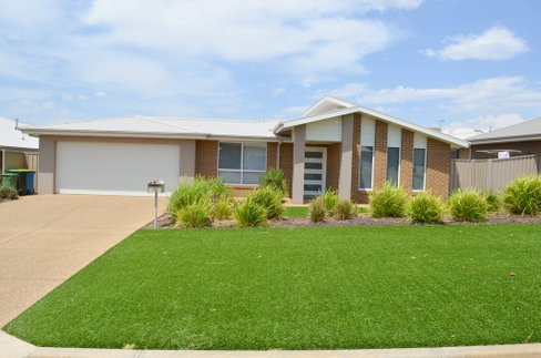 72 Lingiari Drive, LLOYD NSW 2650