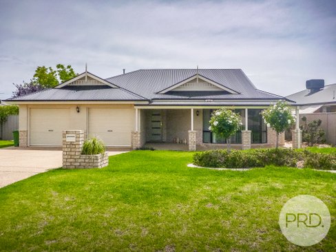 74 Paldi Crescent, GLENFIELD PARK NSW 2650