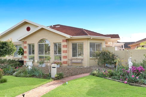 74 Stanthorpe Drive, KANAHOOKA