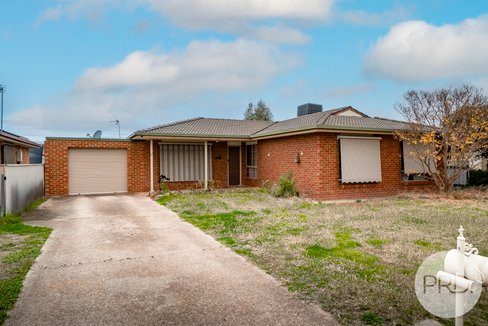 77 Truscott Drive, ASHMONT NSW 2650