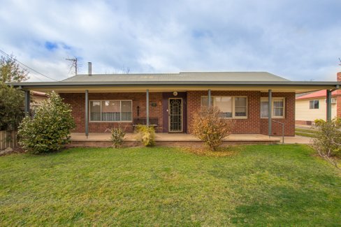 8 Bassett Street, TUMUT NSW 2720