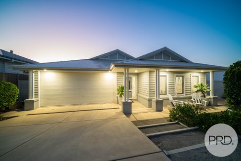 8 Bennelong Crescent, LLOYD NSW 2650