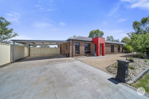 8 Botheras Court, EPSOM VIC 3551