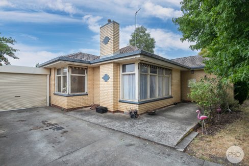 8 Browns Parade, WENDOUREE VIC 3355