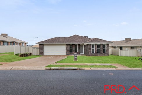 8 Brushbox Grove, TAMWORTH NSW 2340