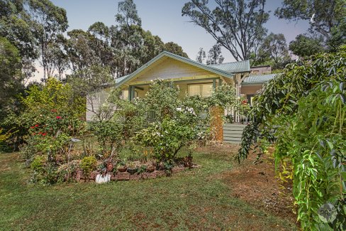 8 Camp Crescent, CASTLEMAINE VIC 3450