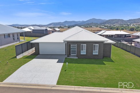 8 Crested Avenue, TAMWORTH NSW 2340
