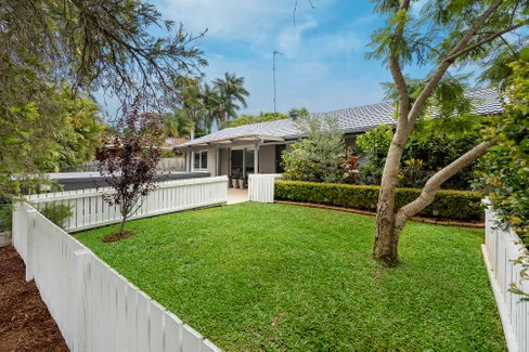 8 Cutana Court, ASHMORE QLD 4214