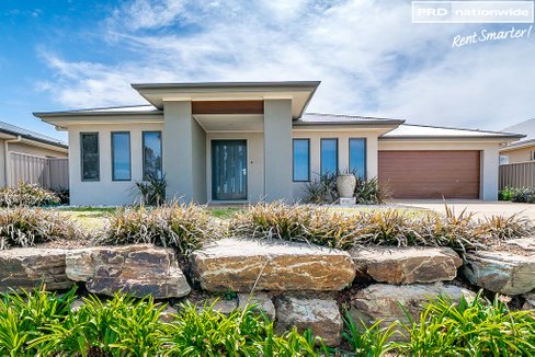 8 Durack Circuit, BOOROOMA NSW 2650