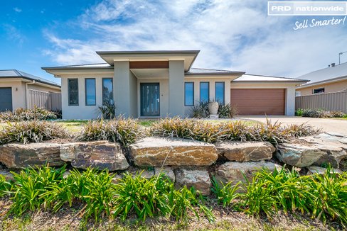 8 Durack Circuit, BOOROOMA NSW 2650