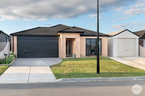 8 Gallant Way, WINTER VALLEY VIC 3358