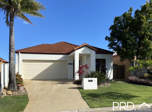 8 Grenada Court, VARSITY LAKES QLD 4227
