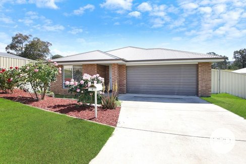 8 Harry Crescent, HAMILTON VALLEY NSW 2641