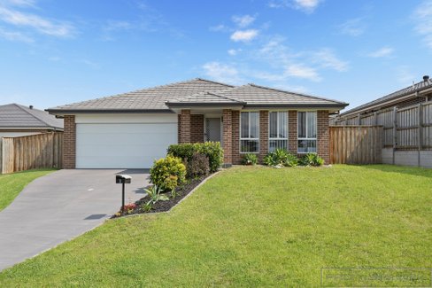 8 Hillcrest Drive, GILLIESTON HEIGHTS NSW 2321