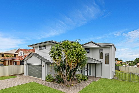8 HUNTLY Place, REDLAND BAY QLD 4165