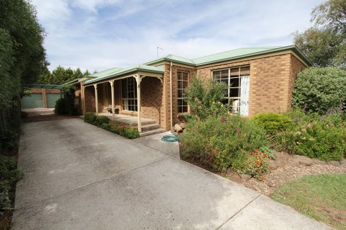 8 James Court, MINERS REST VIC 3352