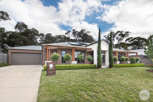 8 Jenola Court, CANADIAN VIC 3350